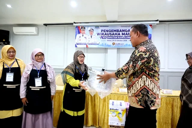 Dukung UMKM Tingkatkan Produktifitas, Wali Kota Bekasi Salurkan Peralatan Usaha